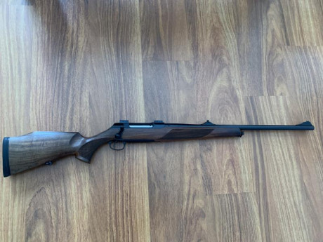 Hola a todos. Vendo o cambio por rifle tipo Blaser r93 o R8 mi rifle Sauer 202 madera en calibre 375 hh.
Lo 02