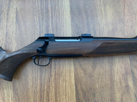 Hola a todos. Vendo o cambio por rifle tipo Blaser r93 o R8 mi rifle Sauer 202 madera en calibre 375 hh.
Lo 01