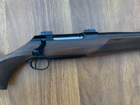 Hola a todos. Vendo o cambio por rifle tipo Blaser r93 o R8 mi rifle Sauer 202 madera en calibre 375 hh.
Lo 00