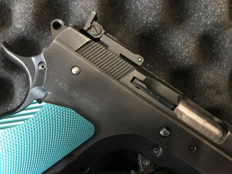 Magnifica arma SPS Combat 9 mm pb, muy muy cuidada, con 3 cargadores, cachas de aluminio y nogal. 650 01