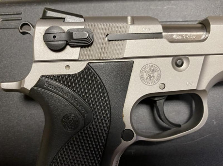 Se vende Pistola Smith & Weesson modelo 5906. La pistola está en perfecto estado, muy poco uso. Se 10