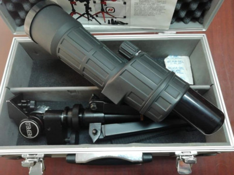 Estuche de aluminio con dos compatimentos acolchados conteniendo:
Telescopio de 60 mm, marca REDFIELD, 02