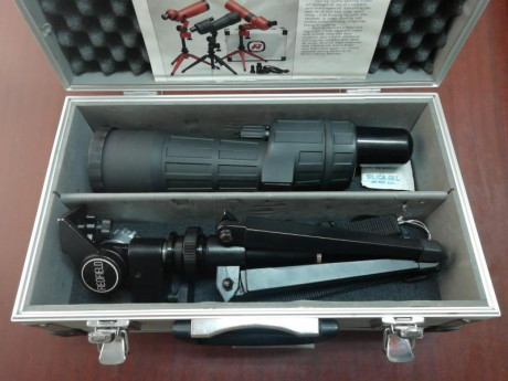 Estuche de aluminio con dos compatimentos acolchados conteniendo:
Telescopio de 60 mm, marca REDFIELD, 01