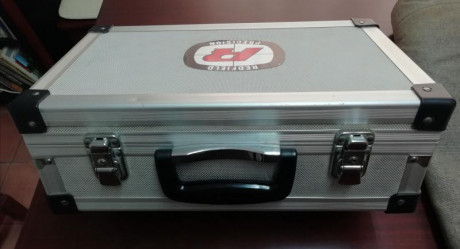 Estuche de aluminio con dos compatimentos acolchados conteniendo:
Telescopio de 60 mm, marca REDFIELD, 00