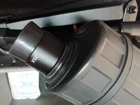 Estuche de aluminio con dos compatimentos acolchados conteniendo:
Telescopio de 60 mm, marca REDFIELD, 12