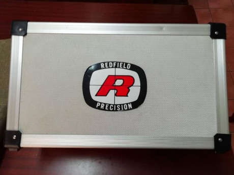 Estuche de aluminio con dos compatimentos acolchados conteniendo:
Telescopio de 60 mm, marca REDFIELD, 11