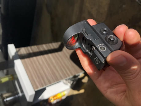 Saludos compañeros.

Vendo punto rojo kahles rd 2 moas más montura picatinny innomount

Ha salido 6 veces 01