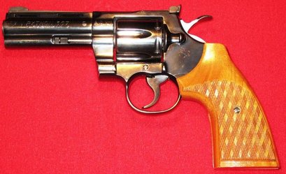 Pues al hilo de un compañero que pide que le ayuden a elegir un revolver y mi afición por ellos, se me 32