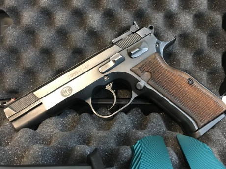Magnifica arma SPS Combat 9 mm pb, muy muy cuidada, con 3 cargadores, cachas de aluminio y nogal. 650 20