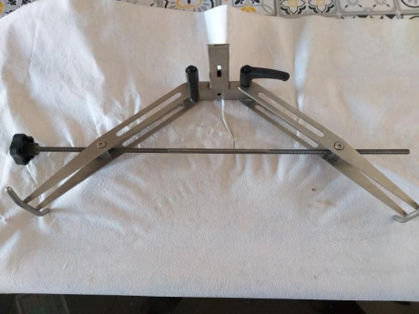 Saludos a todos .pongo en venta este bipode .muy cómodo y estable 
Es de acero .el precio es de 160 E
Contacto 02