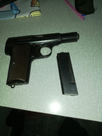 Hola pongo a la venta la pistola Astra 300 guiada en F bien cuidada con solo un cargador y matetin de 01