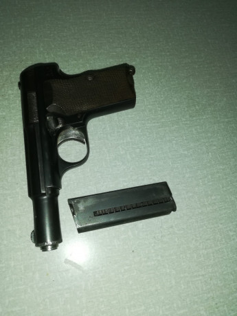 Hola pongo a la venta la pistola Astra 300 guiada en F bien cuidada con solo un cargador y matetin de 00