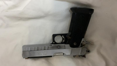 Buenos días 
Vendo SPS standar 2 plus 9mm con 3 cargadores y estuche original 
Incluyo funda ghost por 00