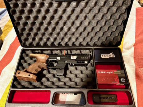 Vendo excelente pistola de la marca Tesro calibre 32. Muy precisa para competición de fuego central. Dos 02