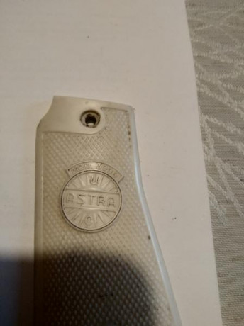 Buenas, vendo estás dos juegos de cachas
La blanca creo que es de una ASTRA 300
Las negras ni idea, si 00