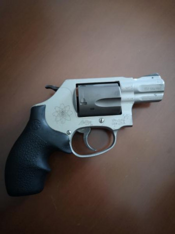 Hola a todos

Pongo a la venta mi revólver Smith and Wesson modelo 360SC.

Smith & Wesson combinó 00