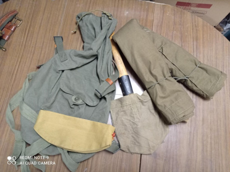 Se vende  Pala del ejército ruso, poncho y mochila tipo wwii, 25€ cada cosa con envío de 10€, en caso 00