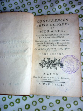 Vendo libro antiguo del siglo XVIII, escrito en francés y bien conservado. El titulo es : CONFERENCES 02