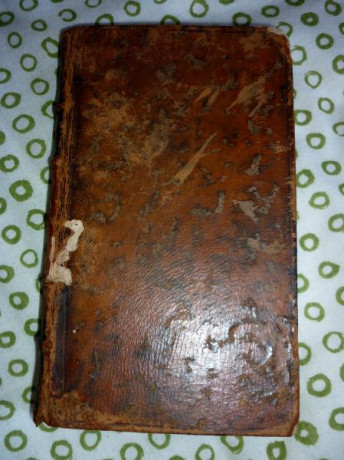 Vendo libro antiguo del siglo XVIII, escrito en francés y bien conservado. El titulo es : CONFERENCES 12