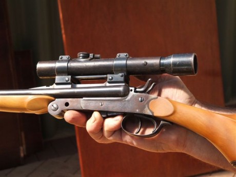 Un amigo me ha enseñado una carabina que tiene hace mucho tiempo.

Es de 6 mm pero a parte de eso no sabe 131
