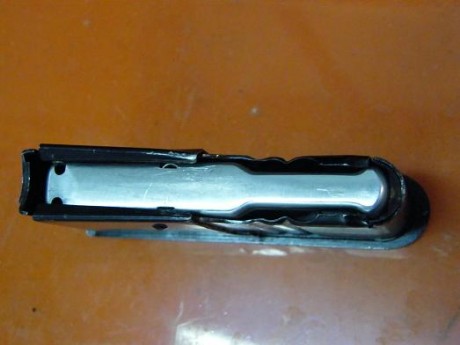 Pues tal y como reza el titulo, tengo un rifle basado en una accion 98 pero que lleva cargador estraible, 51
