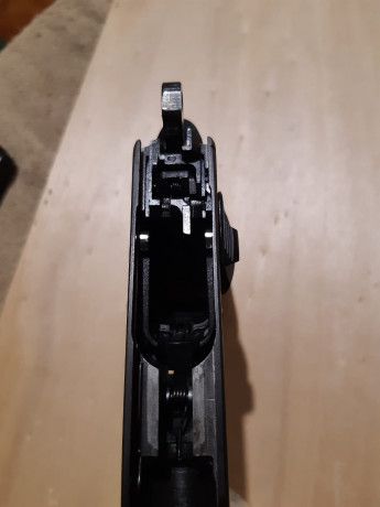 SE VENDE POR NO UTILIZAR ,TIENE EL GATILLO ALIGERADO , ALZAS REGULABLES EN ALTURA Y DERIVA,CON DOS CARGADORES 00