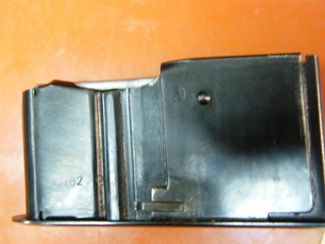 Pues tal y como reza el titulo, tengo un rifle basado en una accion 98 pero que lleva cargador estraible, 50