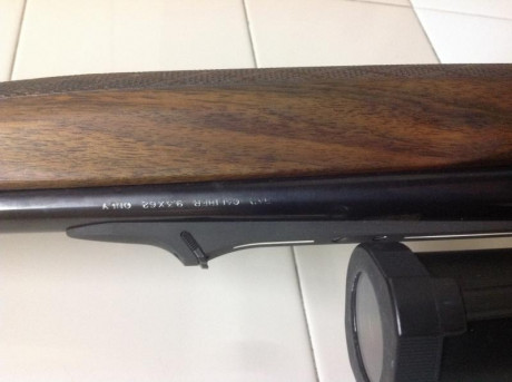 Se vende rifle Browning BAR cal. 9.3x62 con alza de batida,en muy buen estado.
Precio €  1000€
El arma 01