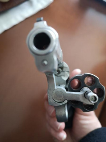 Hola a todos

Pongo a la venta mi revólver Smith and Wesson modelo 360SC.

Smith & Wesson combinó 40