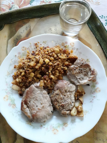 Hoy para comer acelgas hervidas y chuletón de vaca gallega vieja con seis semanas de maduración en cámara 100