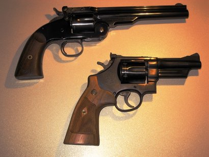 Pues al hilo de un compañero que pide que le ayuden a elegir un revolver y mi afición por ellos, se me 40