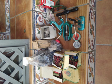Vendo maquina y útiles antiguos, para recarga de cartuchos de escopeta.
Prensa, empistonadora, rebordeadora, 00