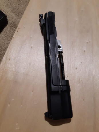 SE VENDE POR NO UTILIZAR ,TIENE EL GATILLO ALIGERADO , ALZAS REGULABLES EN ALTURA Y DERIVA,CON DOS CARGADORES 11