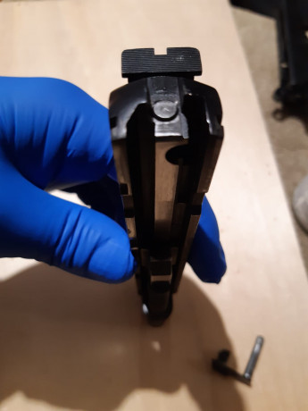 SE VENDE POR NO UTILIZAR ,TIENE EL GATILLO ALIGERADO , ALZAS REGULABLES EN ALTURA Y DERIVA,CON DOS CARGADORES 10