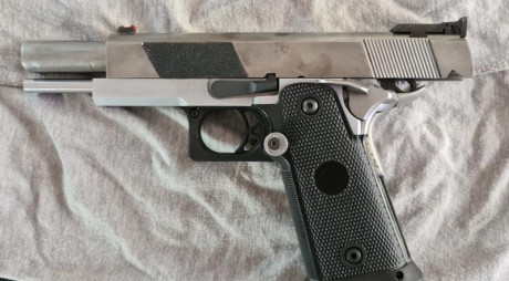 Buena.

Un amigo vende una pistola SPS del 40 con carro y cañón del 9Pb.

La corredera del 40 está agrietada 02