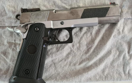 Buena.

Un amigo vende una pistola SPS del 40 con carro y cañón del 9Pb.

La corredera del 40 está agrietada 01