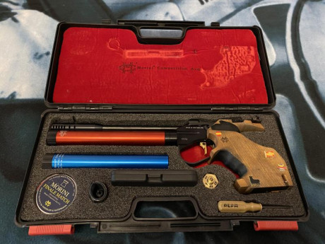 Se vende en perfecto estado!! incluye bomba de aire ademas de todo lo que se ve en las fotos!!
El arma 01