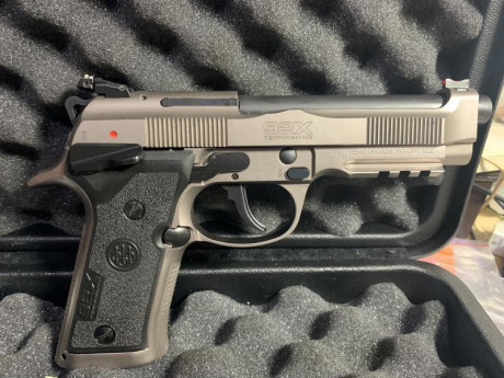 En perfectas condiciones con menos de 3 meses 
No lleva ni 500 tiros 
Pistola con todo original y con 01