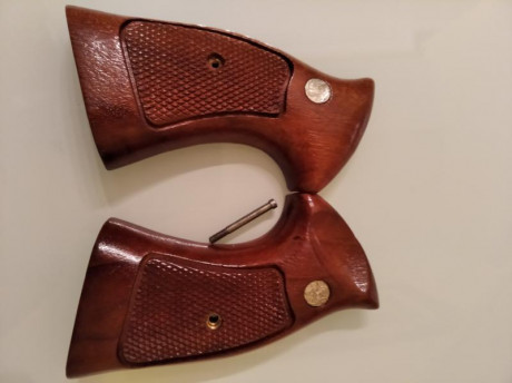 Vendo cachas de madera para revolver Smith Wesson. Son para revólveres con empuñadura cuadrada (square 01