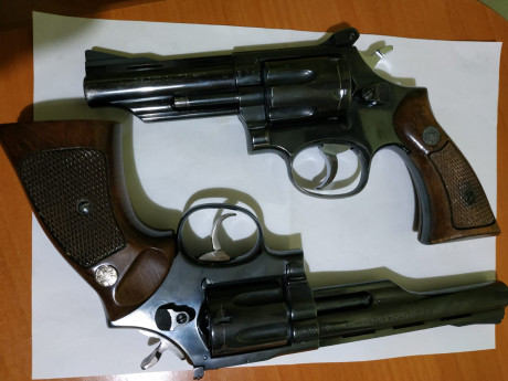 Un compañero me ha pedido que le ponga a la venta estos dos revolveres, están en muy buen estado como 02