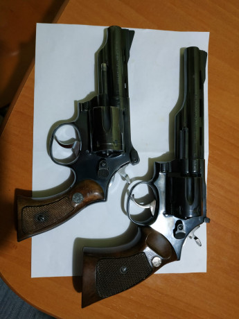 Un compañero me ha pedido que le ponga a la venta estos dos revolveres, están en muy buen estado como 01