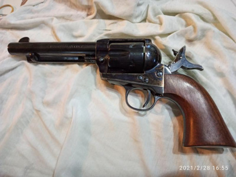 Revólver Cimarrón Firearms modelo Frontier en calibre 45 LC,fabricado por Pietta.
Cañon de 5 1/2 pulgadas 01