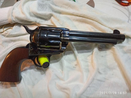 Revólver Cimarrón Firearms modelo Frontier en calibre 45 LC,fabricado por Pietta.
Cañon de 5 1/2 pulgadas 00