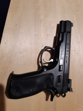 SE VENDE POR NO UTILIZAR ,GATILLO ALIGERADO , ALZAS REGULABLES EN ALTURA Y DERIVA,CON DOS CARGADORES PARA 01