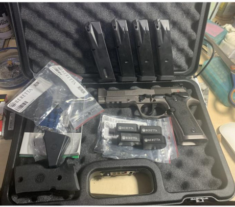 En perfectas condiciones con menos de 3 meses 
No lleva ni 500 tiros 
Pistola con todo original y con 00