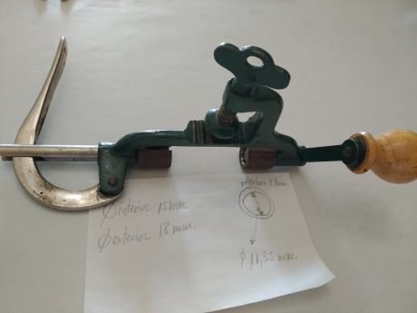 Vendo conjuntamente 2 máquinas de recarga de cartuchos antiguas, no se de que calibre, pongo medidas por 00