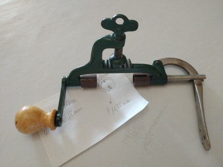 Vendo conjuntamente 2 máquinas de recarga de cartuchos antiguas, no se de que calibre, pongo medidas por 12