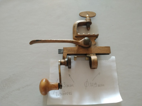 Vendo conjuntamente 2 máquinas de recarga de cartuchos antiguas, no se de que calibre, pongo medidas por 11