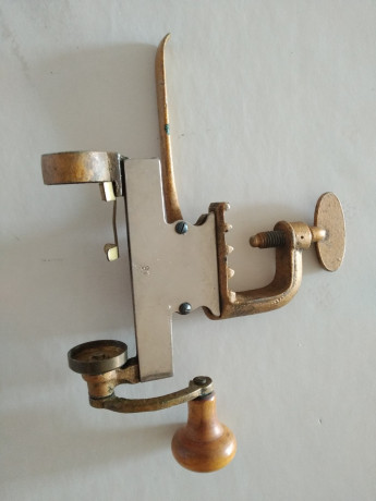 Vendo conjuntamente 2 máquinas de recarga de cartuchos antiguas, no se de que calibre, pongo medidas por 10