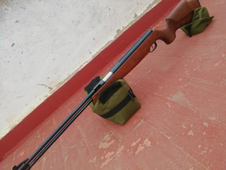 Como nueva. Como recién sacada de la tienda. La carabina se entrega en su caja original, con su correspondiente 21